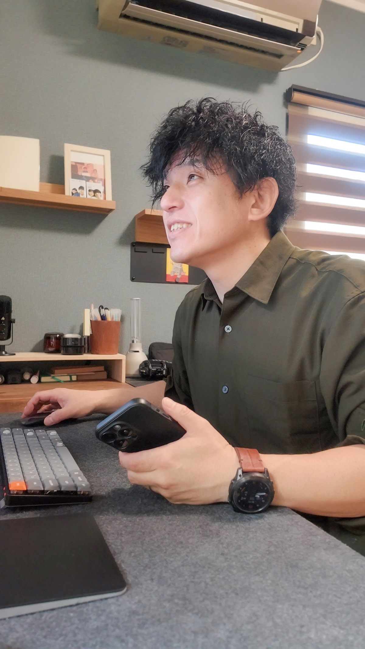 電話する前に自分で資料を見つけて「あっ、あった!」と喜ぶ様子