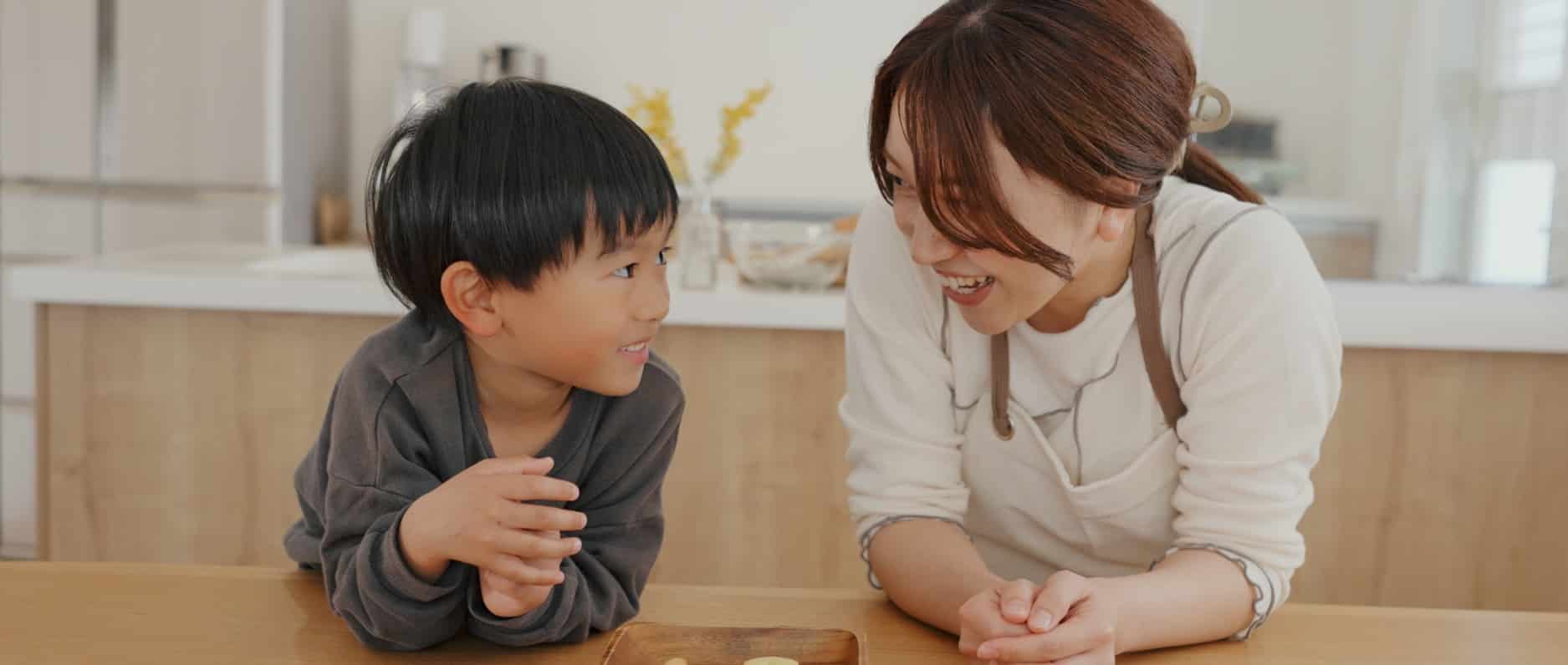 シネマティック・クッキング：子供と向かい合うシーン