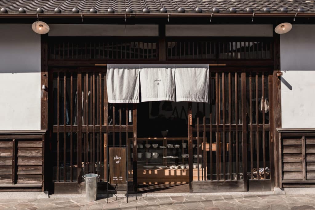 秋月の魅力：gallery hitoで出会う白い陶器とオーナー神谷真人さん