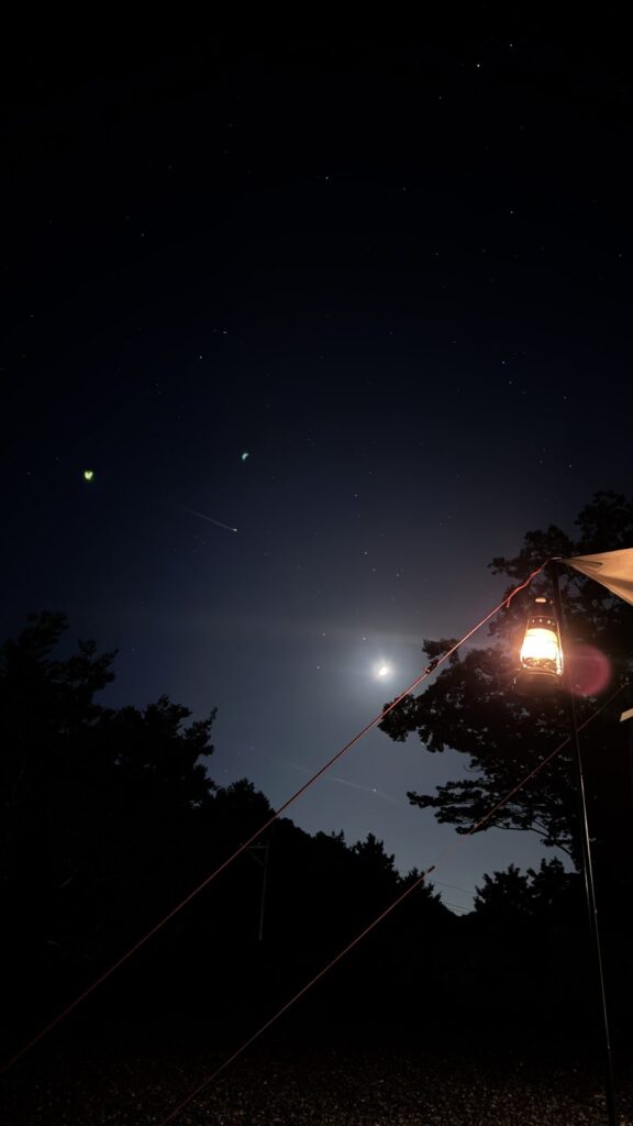 夜空に浮かぶ月と、ランタンの明かり