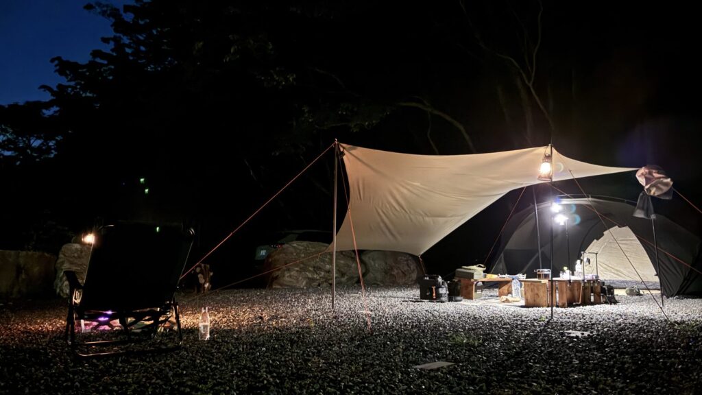 夜、ランタンで照らされたテントとタープ