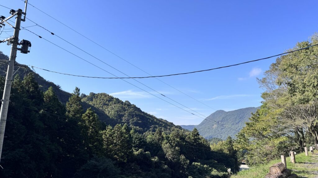 翌朝の山並みと青空